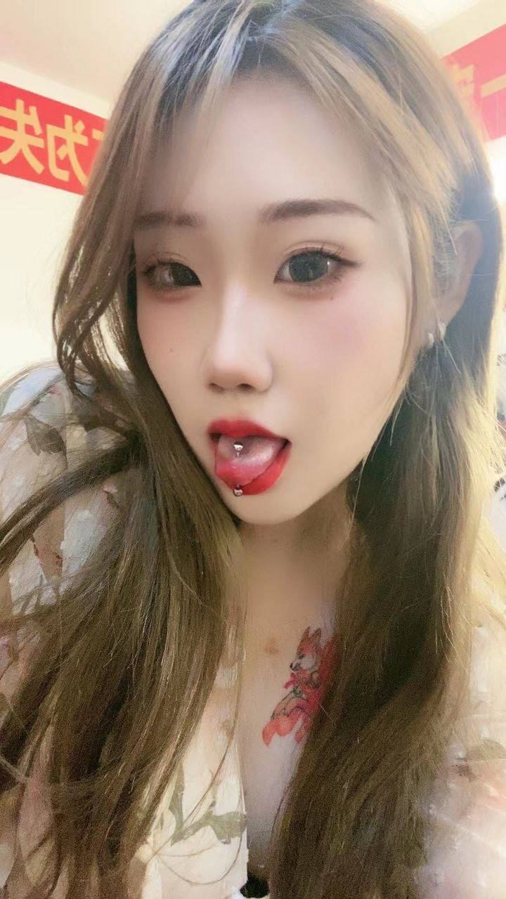 舌钉纹身女大学生被调教视频曝光，双手捆绑小皮鞭伺候！配合后入狠狠地爆操，还给深喉-赤赤哗热瓜黑料中心