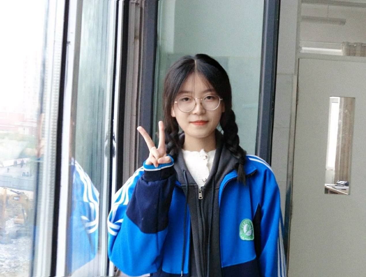乖乖女大学生与男友在酒店啪啪，在落地窗旁被无套后入使劲怼，直接被干趴到地上，叫声-赤赤哗热瓜黑料中心