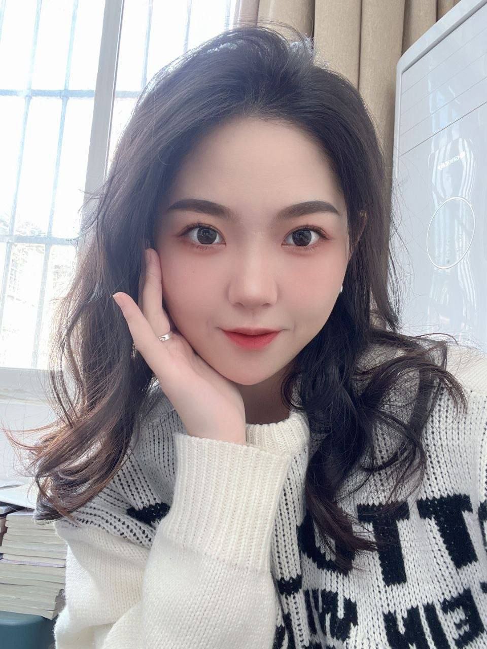 #反差 #口交 #调教 气质型美女被男友狠狠调教。跪地温柔环绕舌舔JB，满满含着-赤赤哗热瓜黑料中心