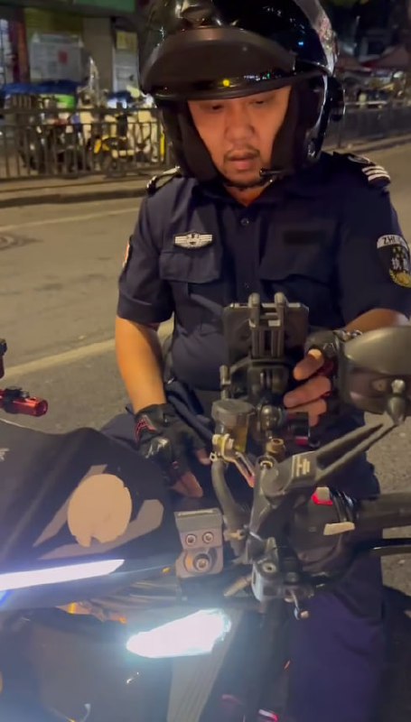 当保安当魔怔了以为自己是真警察！保安小伙装作警察骑着改装车被人当场抓住进行举-赤赤哗热瓜黑料中心