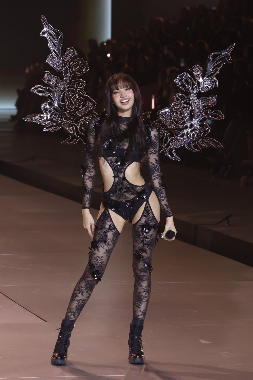 图片[8]-韩女团成员lisa又出来卖骚了 出席纽约维多利亚秘密内衣秀 蕾丝透明情趣制服 两-赤赤哗热瓜黑料中心