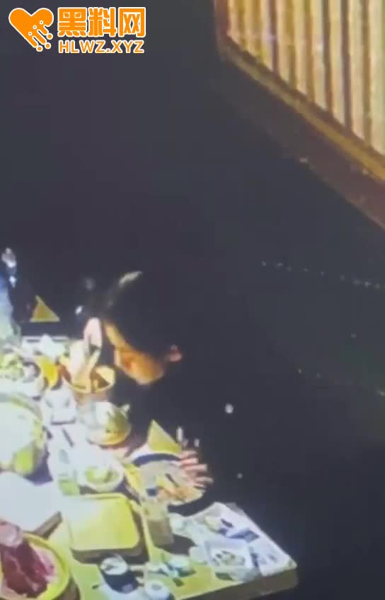 图片[9]-太炸裂了 逆天小仙女 裤裆拔阴毛不但逃单还勒索老板 谁知道被监控拍下全过程-赤赤哗热瓜黑料中心