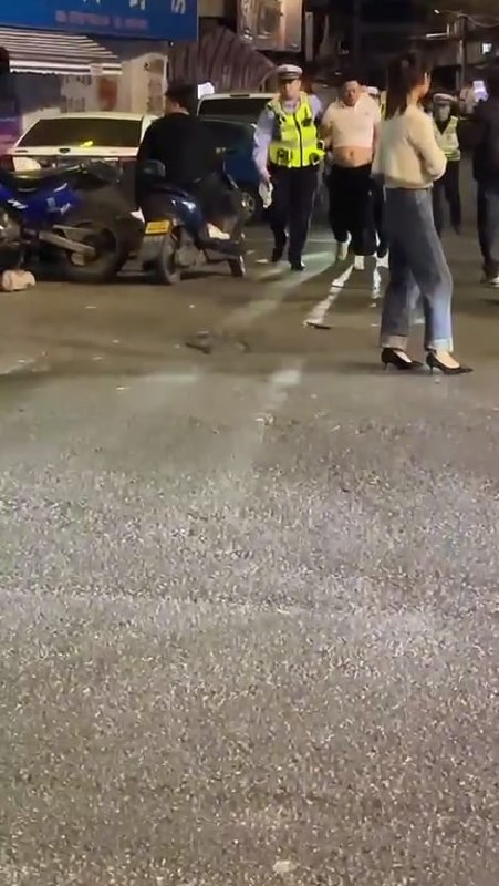 图片[8]-一男子大街上众目睽睽直接开始撒尿 尿完陈警察不注意 一个箭步逃跑 快笑死了 最后-赤赤哗热瓜黑料中心