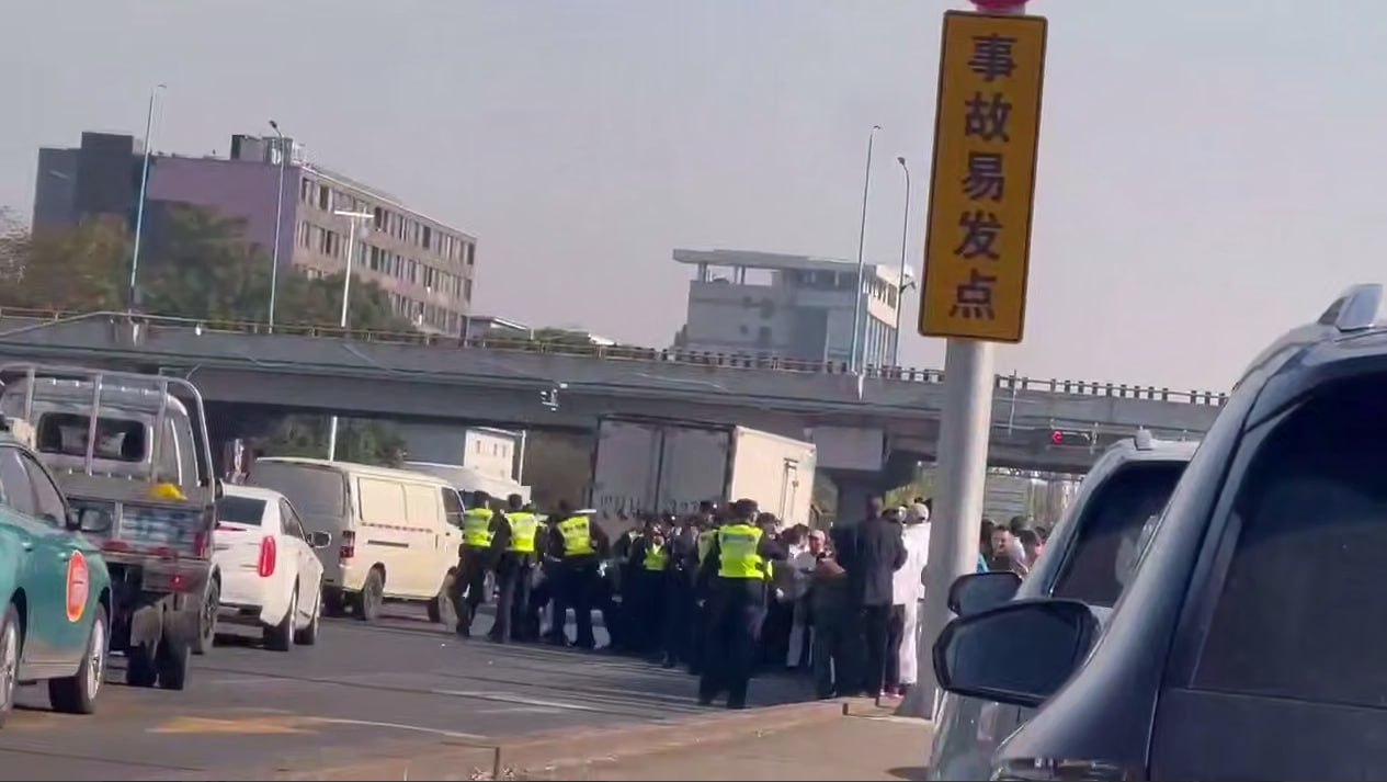 图片[10]-上海沪松公路 七宝国利集团员工为了讨要工资 组织百余人把整条路都堵住了 警察来了-赤赤哗热瓜黑料中心