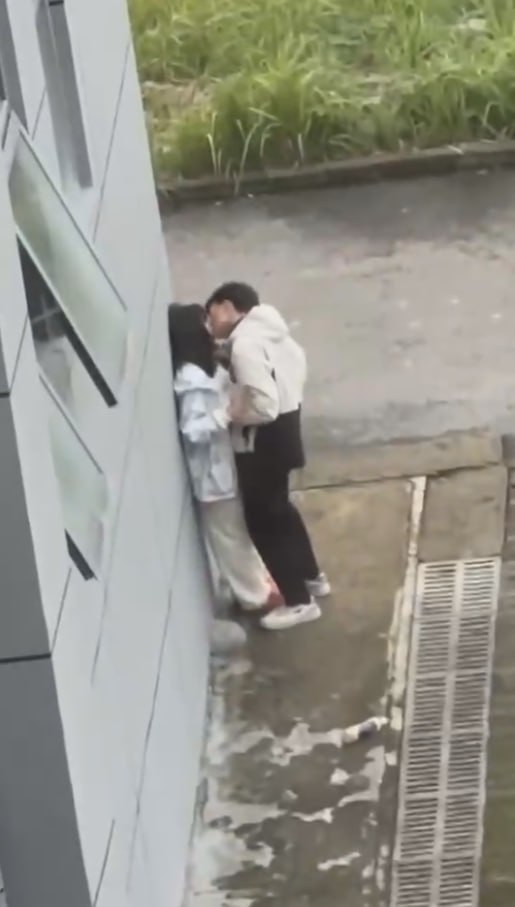 连云港市新海初级中学 小情侣教学楼后偷情 男的直接把头伸进衣服里面吸奶 给拍摄者-赤赤哗热瓜黑料中心