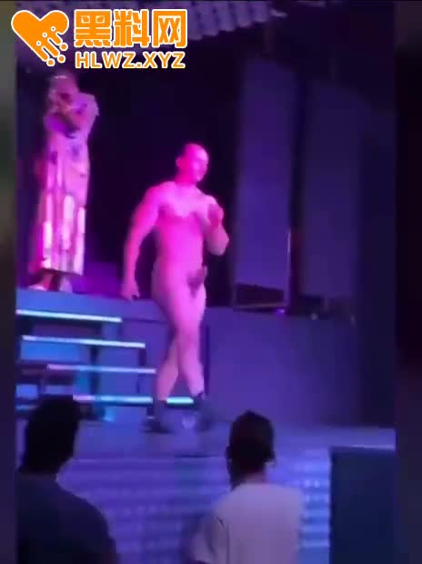 图片[8]-还是老外玩的花 国外酒吧 肌肉男模T台走秀 这鸡巴翘的老高 为啥鸡巴能一直硬着？-赤赤哗热瓜黑料中心
