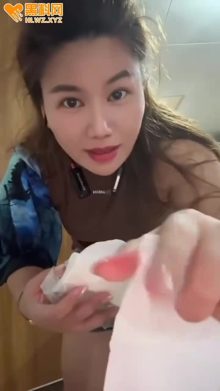 图片[9]-快手女主播为流量毫无底线 现场表演火烧逼 我隔着网线都闻着味了-赤赤哗热瓜黑料中心
