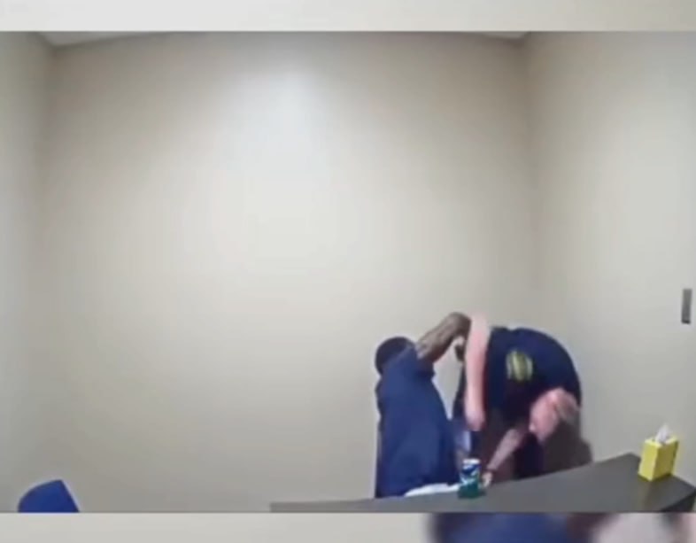 图片[7]-外网疯传 黑哥单人速通警察局失败 趁警察开手铐的时候竟然去夺枪 随后被进来的其他-赤赤哗热瓜黑料中心