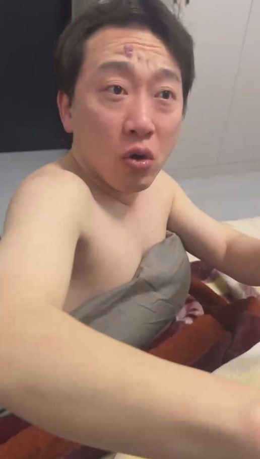图片[7]-四出轨抓奸现场 大哥睡的正香呢 一个大笔兜直接吓醒了 拼命护住小三-赤赤哗热瓜黑料中心