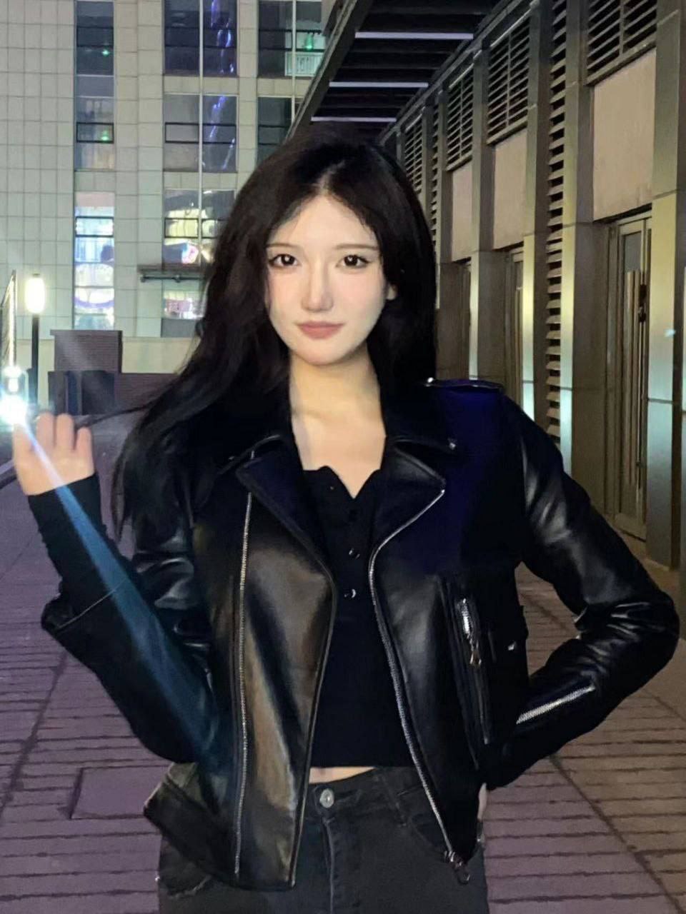 超高颜值清纯女大学生被金主后入狠狠爆操，配合温柔深喉口交，甚至还被骑乘配合口交，-赤赤哗热瓜黑料中心
