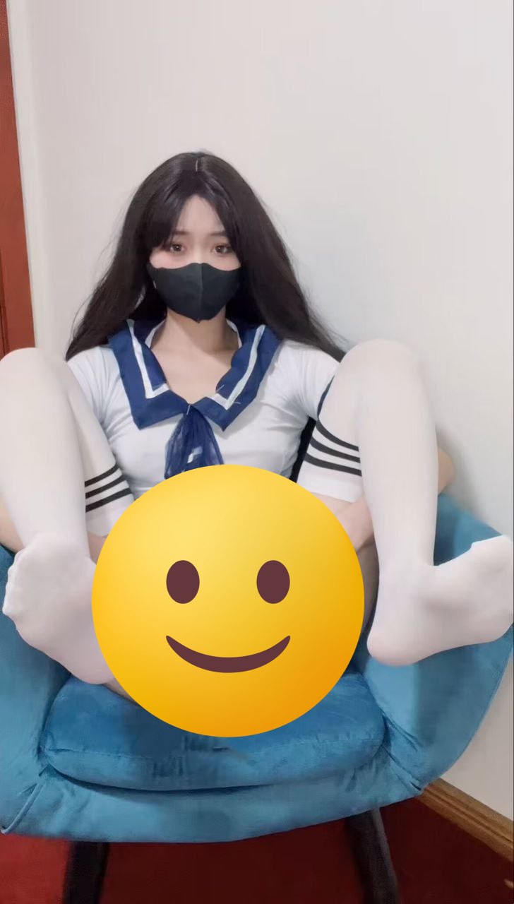 #大学生 #自慰 #反差 极品大学生穿情趣制服张开腿自慰。揉捏私处粉嫩小穴，使用-赤赤哗热瓜黑料中心