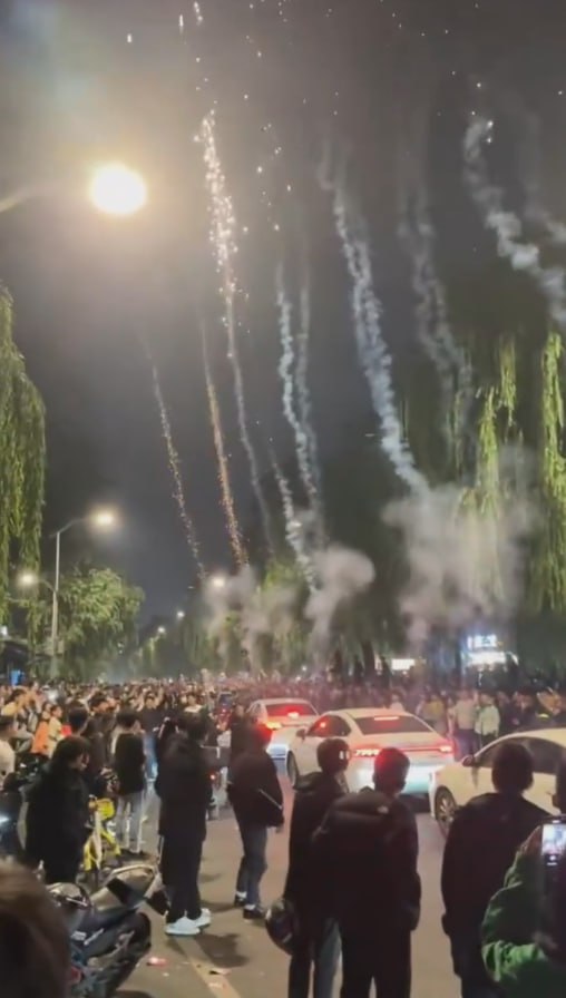 图片[7]-济南解放阁的瓜 深夜鬼火少年聚集解放阁 飙车放烟花并与警察保安发生冲突 引来大量-赤赤哗热瓜黑料中心
