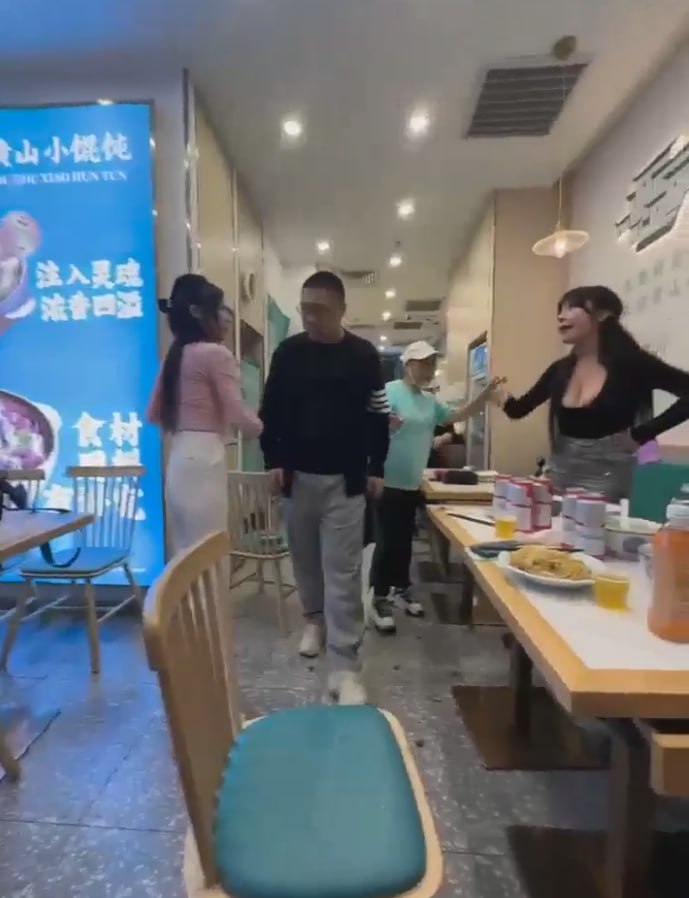 图片[7]-女人打架系列又来了 这次是两个巨乳嫩妹对打 黑衣服巨乳妹被打爆头-赤赤哗热瓜黑料中心