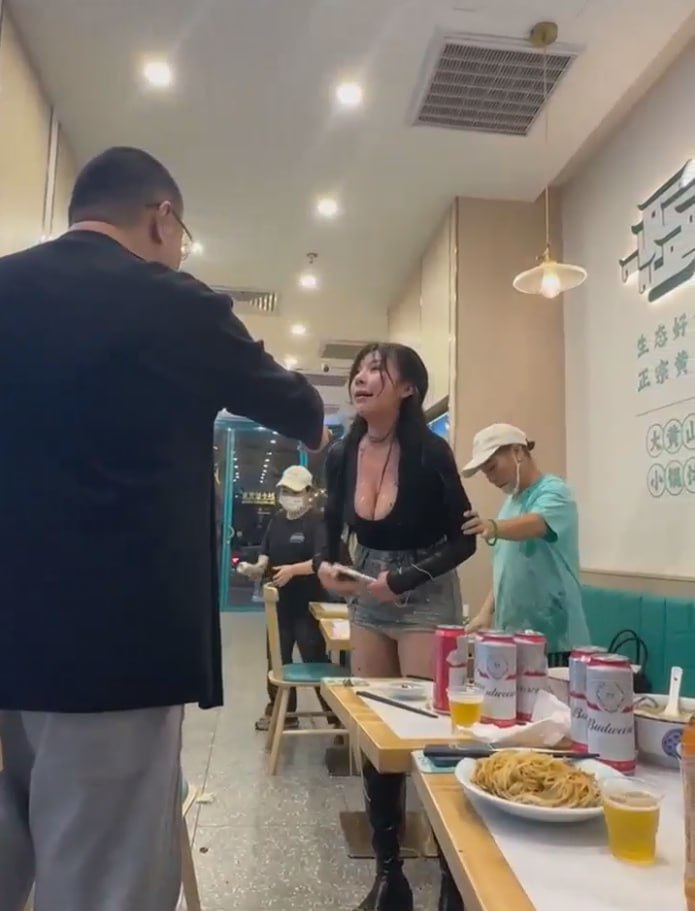 图片[10]-女人打架系列又来了 这次是两个巨乳嫩妹对打 黑衣服巨乳妹被打爆头-赤赤哗热瓜黑料中心