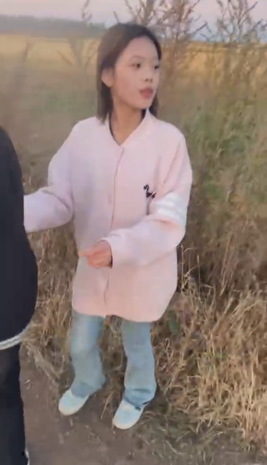 图片[9]-东北再现霸凌事件 几个精神小妹对一个黑衣服少女进行长达5分多钟的 拳打脚踢扇耳光-赤赤哗热瓜黑料中心