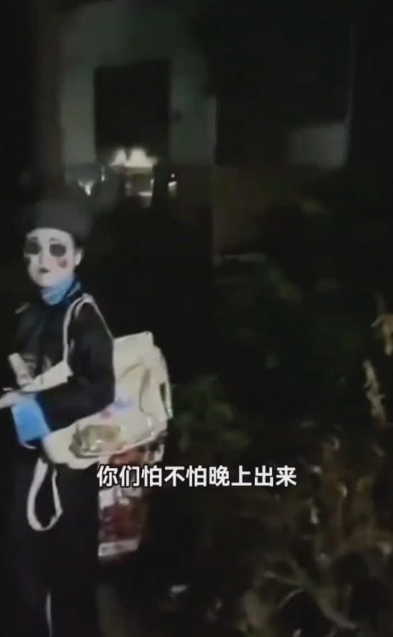 图片[7]-重庆某小区 女子深夜COS僵尸回家途中 差点把大爷的屎给吓出来 胆子小的能直接给-赤赤哗热瓜黑料中心