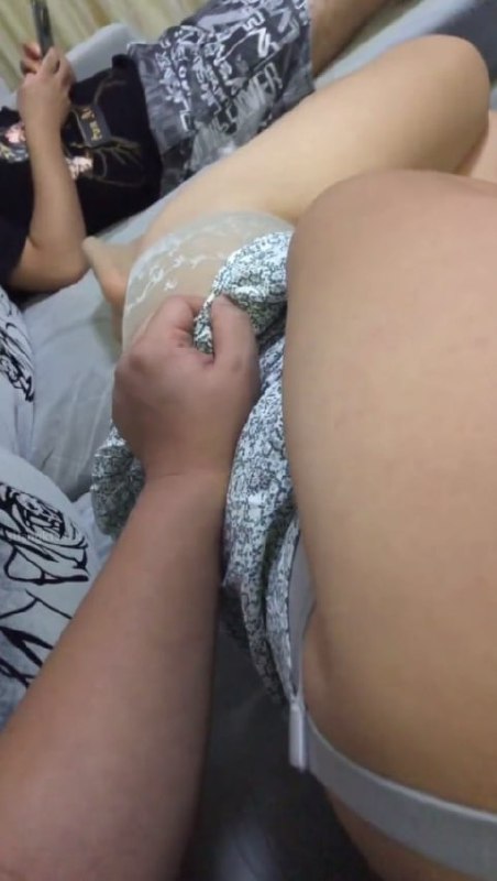 变态老公 要求老婆在儿子面前露出 自己在旁边拍摄 场面非常刺激-赤赤哗热瓜黑料中心