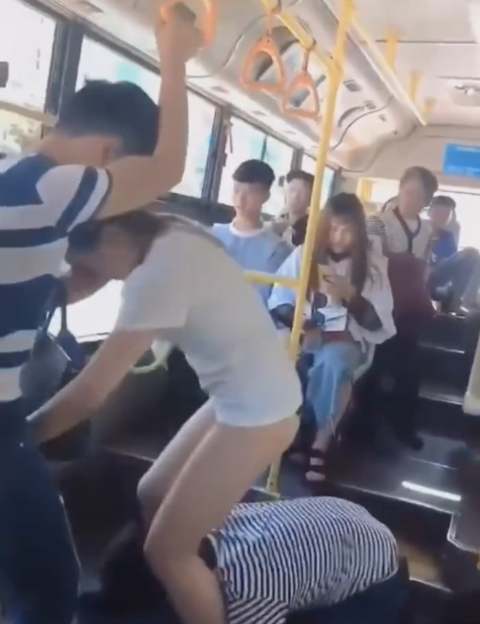 图片[8]-哥们你这装的有点太明显了 这么丝滑就给人家妹子把裙子扒了 一头扎裤裆里不出来了-赤赤哗热瓜黑料中心