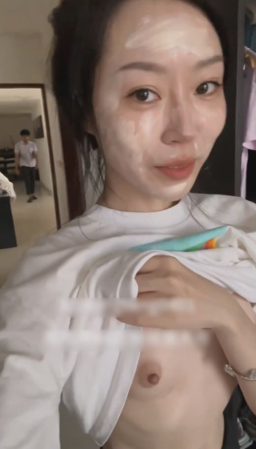 露出界扛把子彤彤乖 出国也不忘发骚 对着客服男服务员 说我是个贱逼事个骚婊子 还-赤赤哗热瓜黑料中心