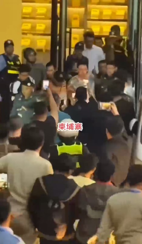 柬埔寨金边钻石岛 中国籍纹身小伙 遭警察围殴逮捕 现场非常的火爆-赤赤哗热瓜黑料中心