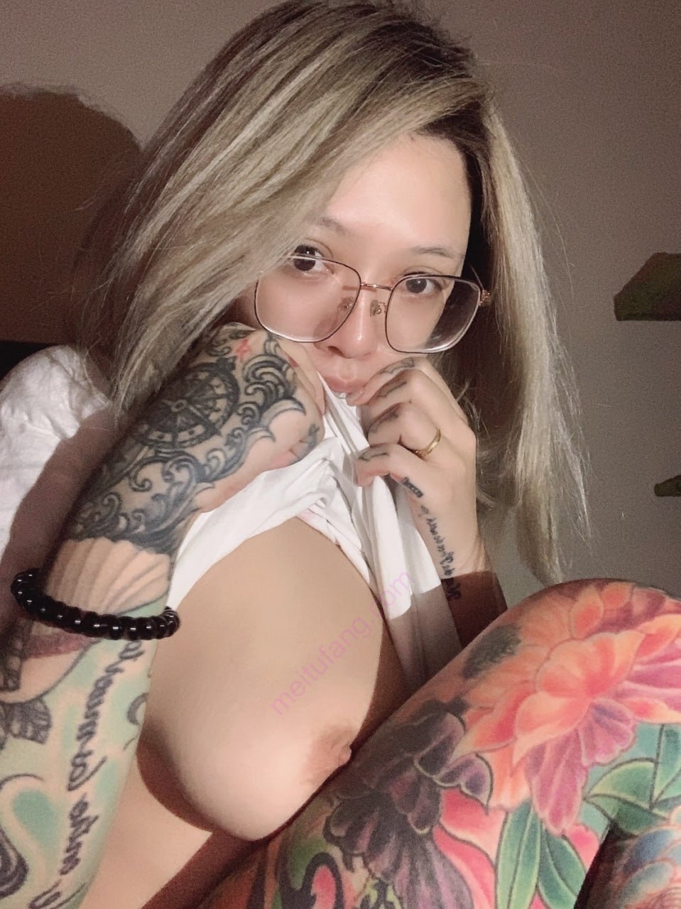 台湾人气女模特 米娅 大量淫照和小视频被泄密 看这么多纹身就不简单 果然是个骚货-赤赤哗热瓜黑料中心