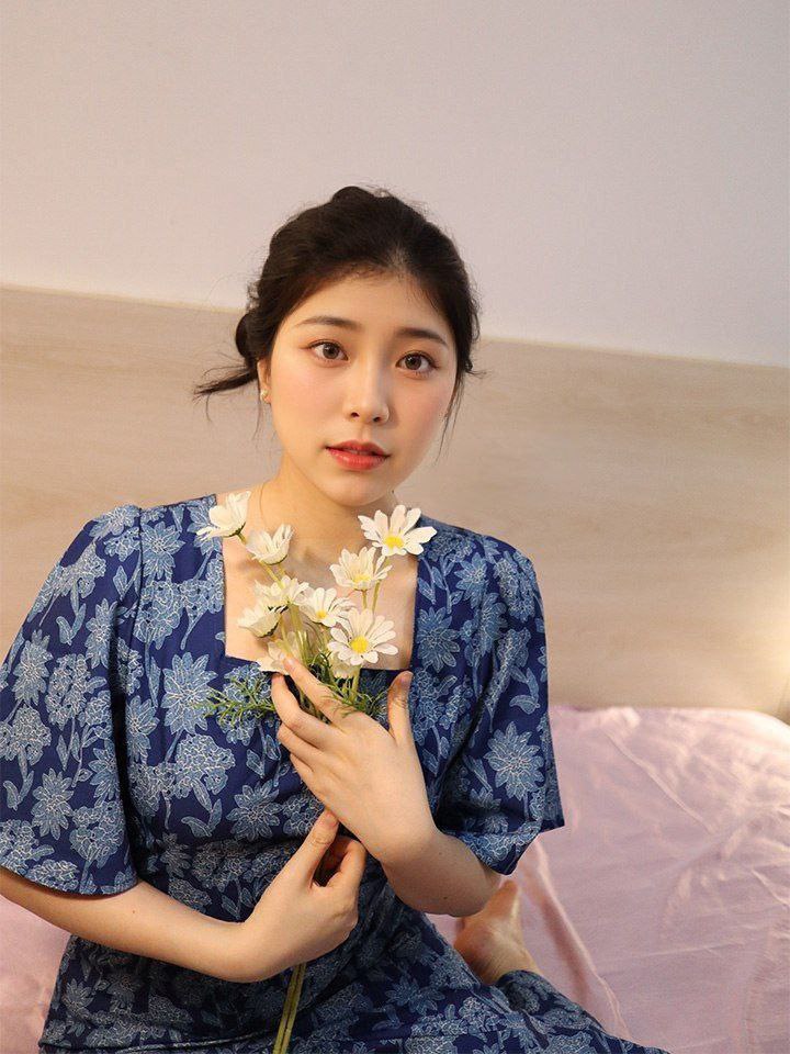 #母狗 #后入 #口交 少妇型反差婊沦为床上小母狗。仰着头，扶着JB，深喉口交。-赤赤哗热瓜黑料中心
