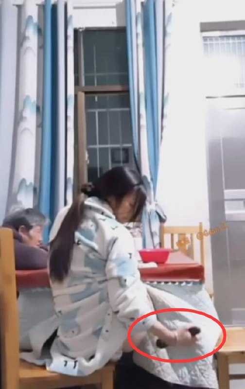 图片[7]-主人的任务 反差母狗与奶奶一起看电视 拿着快乐神器在桌下自慰 太贱了-赤赤哗热瓜黑料中心