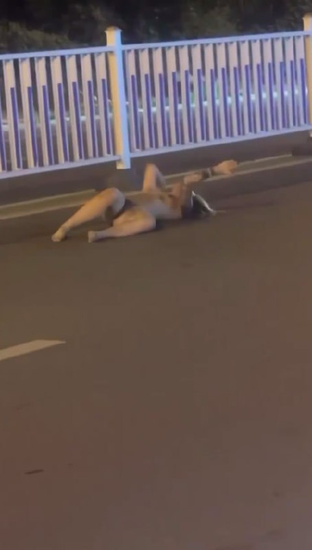 图片[7]-抖音红人柬埔寨公主深夜磕药磕药失控 全裸浪荡街头追车 深夜马路疯狂裸奔吓傻过路车-赤赤哗热瓜黑料中心