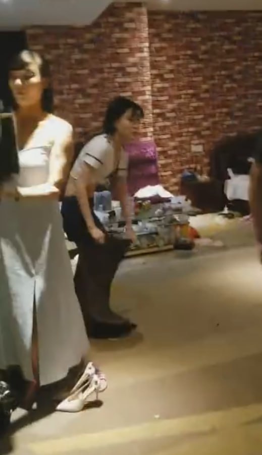 图片[8]-国内真实扫黄现场 全裸在床上被抓现行 这下可不好狡辩了-赤赤哗热瓜黑料中心