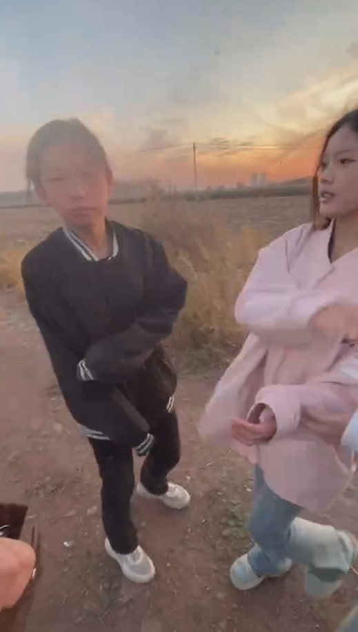图片[8]-东北再现霸凌事件 几个精神小妹对一个黑衣服少女进行长达5分多钟的 拳打脚踢扇耳光-赤赤哗热瓜黑料中心