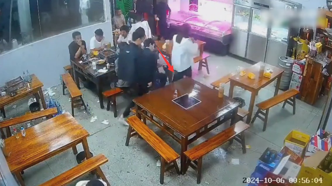 一条丝袜引发的血战 看你女朋友一眼丝袜腿怎么了 小哥不让别人看惨遭围殴-赤赤哗热瓜黑料中心