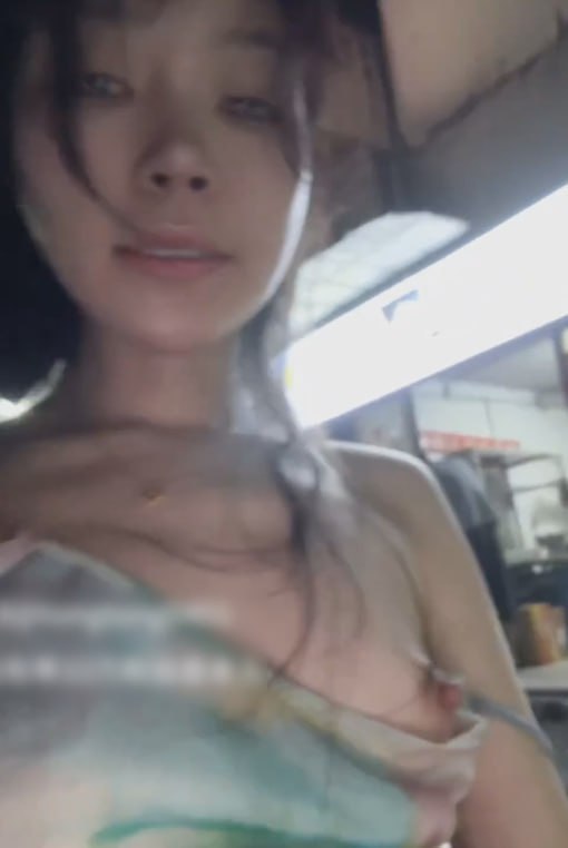 图片[8]-此母狗绝对是露出界的天花板了 马路上直接下跪自慰揉穴 胆子不是一般的大-赤赤哗热瓜黑料中心