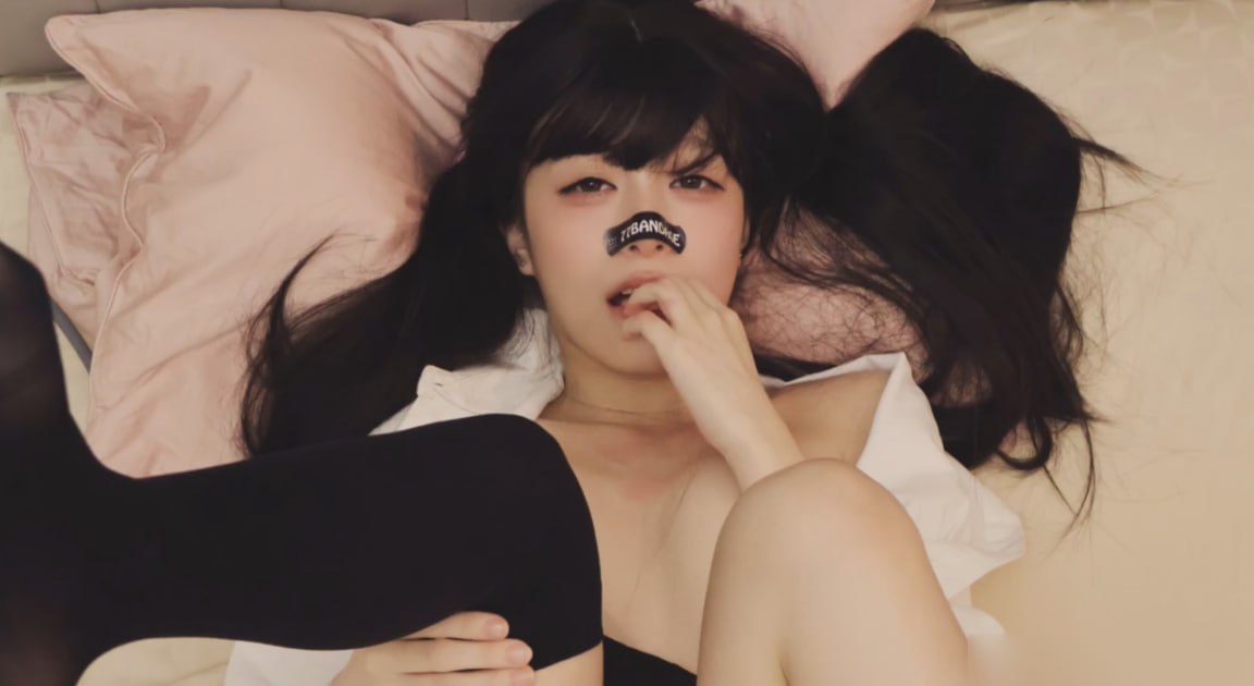 超级可爱美少女 创可贴贴 双马尾JK黑丝 被头套男友按在床上爆操 阿黑颜高潮脸-赤赤哗热瓜黑料中心
