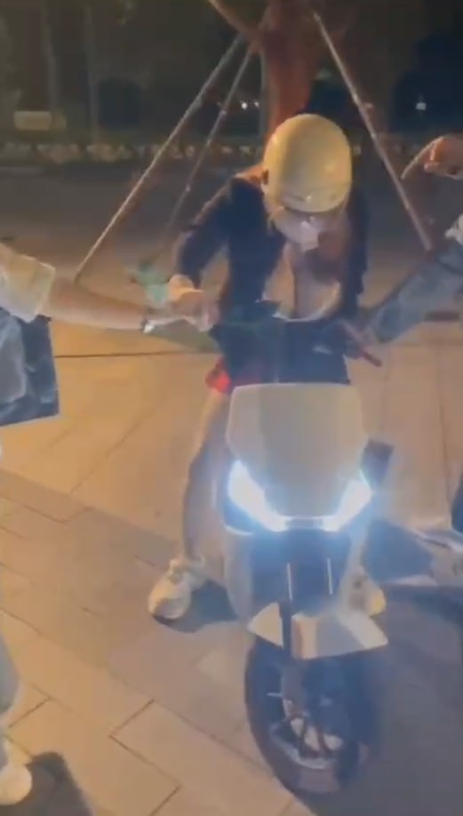 这是哪位网友 打扮成女的去女厕所偷拍被抓住 你弄个小奶子不行 你弄这么大奶子一眼-赤赤哗热瓜黑料中心