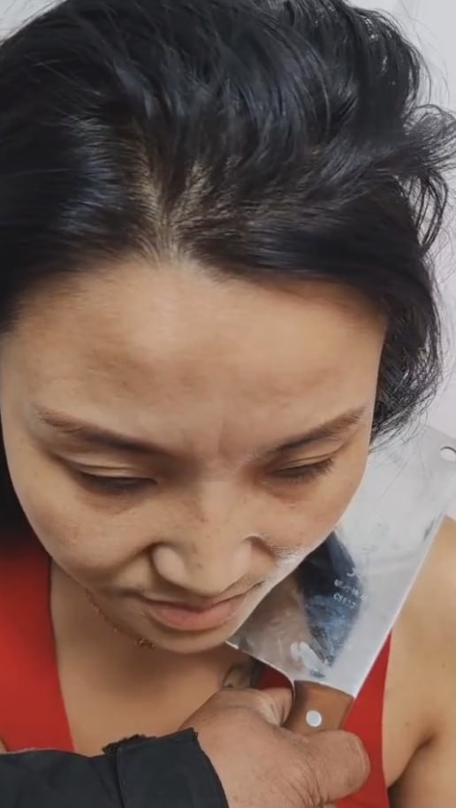 人妻和情夫偷情被捉奸在床 老公直接拿着菜刀架老婆脖子上 你是不是架错人了-赤赤哗热瓜黑料中心