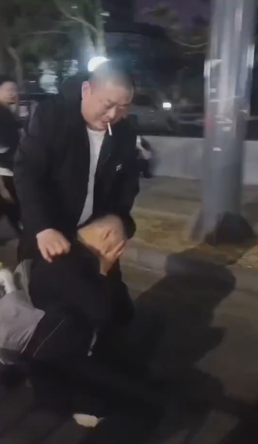 图片[7]-河南小伙偷内衣被当场捉包 疯狂挡脸 拍视频的大哥快笑过去了-赤赤哗热瓜黑料中心