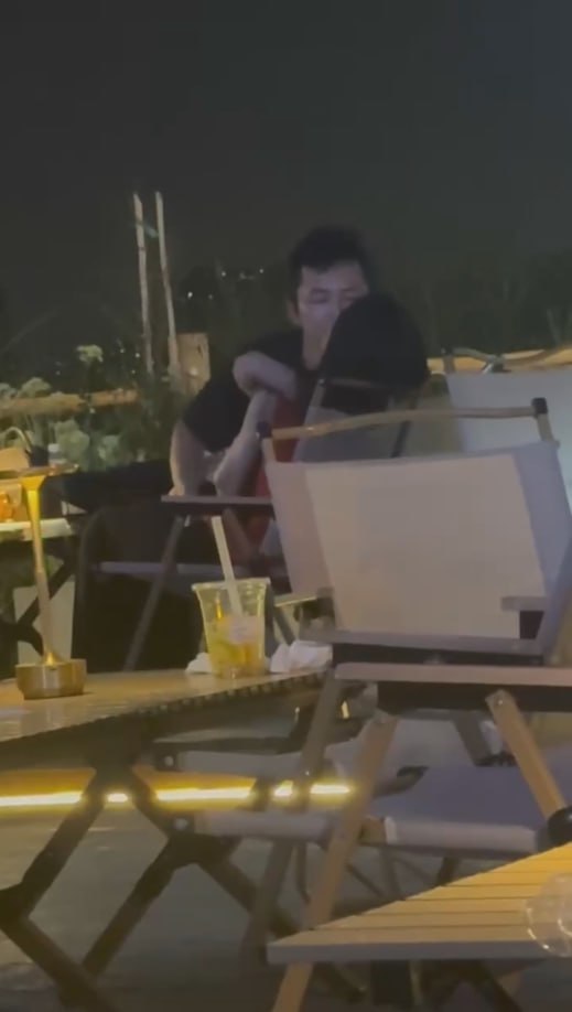 请你不要到处扣扣 发情就要扣扣 情侣露天酒吧激情抠逼 看呆吃瓜小仙女-赤赤哗热瓜黑料中心