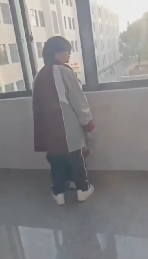 图片[9]-全网热瓜 淮阴中专情侣当众口交 不把同学们当人啊 就在走廊上人来人往的 胆子太大-赤赤哗热瓜黑料中心