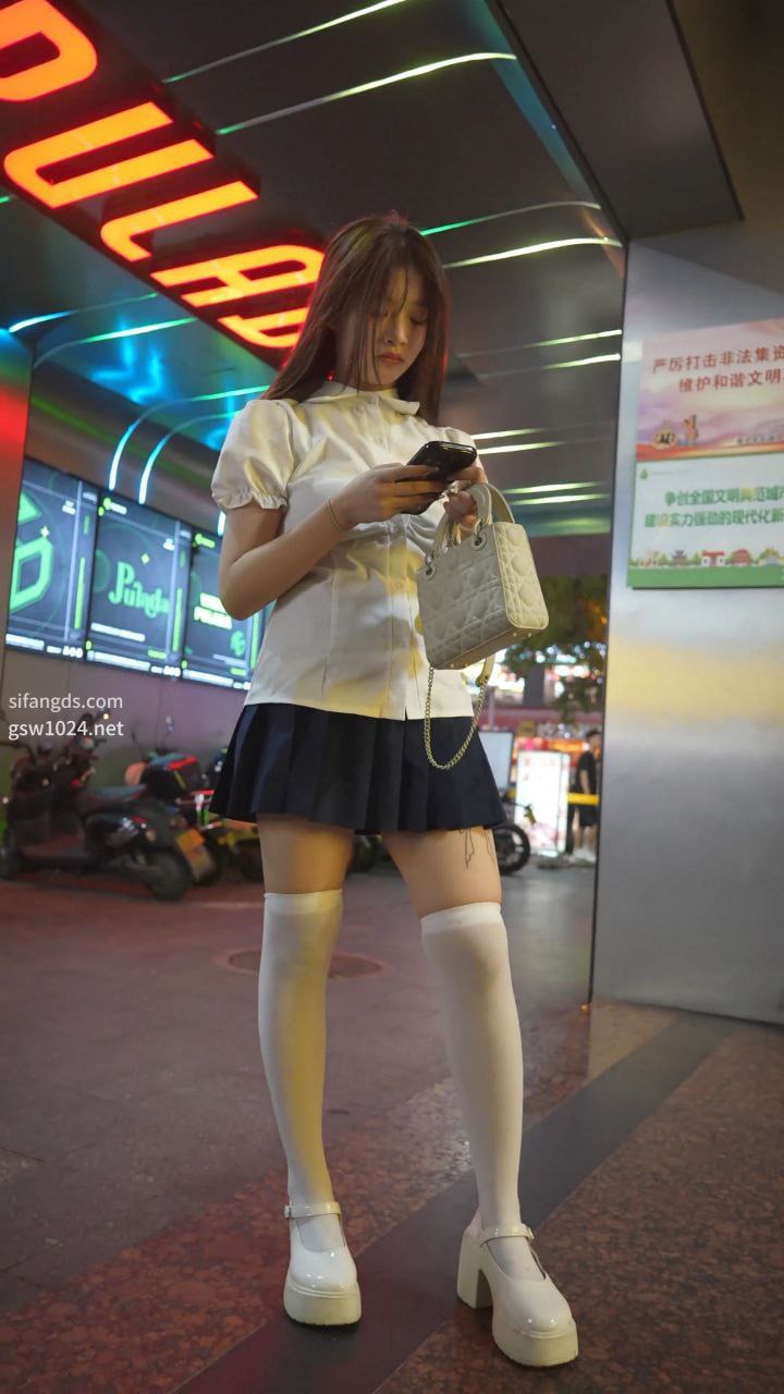 又抄底到极品了！喜欢穿jk制服的小姐姐过膝白丝，坐在台阶上被抄底 白色内内-赤赤哗热瓜黑料中心