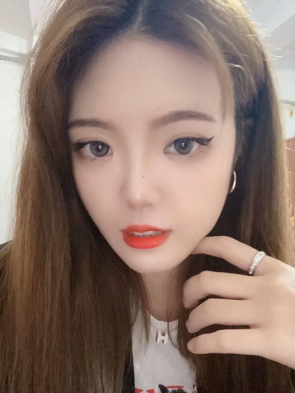 高颜值清纯美女自慰视频泄露，揉捏白嫩大胸，掰开臀瓣，露出白嫩小穴！ #清纯 #白-赤赤哗热瓜黑料中心
