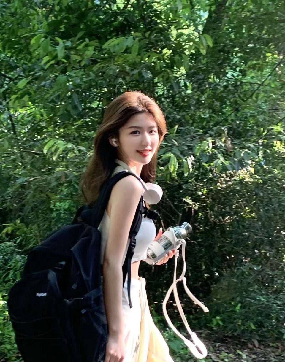 #高颜值 #母狗 #后入 高颜值极品美女被男友哄上床啪啪。被扶着头上下舌舔JB，-赤赤哗热瓜黑料中心