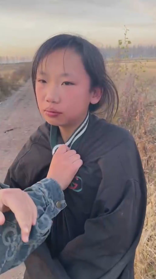图片[7]-东北再现霸凌事件 几个精神小妹对一个黑衣服少女进行长达5分多钟的 拳打脚踢扇耳光-赤赤哗热瓜黑料中心
