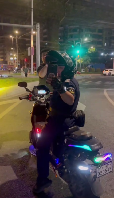 图片[7]-当保安当魔怔了以为自己是真警察！保安小伙装作警察骑着改装车被人当场抓住进行举-赤赤哗热瓜黑料中心