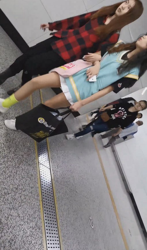 图片[11]-顶级猥琐狠人 大街上就敢对着丝袜美腿打飞机射精 结果被发现了 太刺激了-赤赤哗热瓜黑料中心