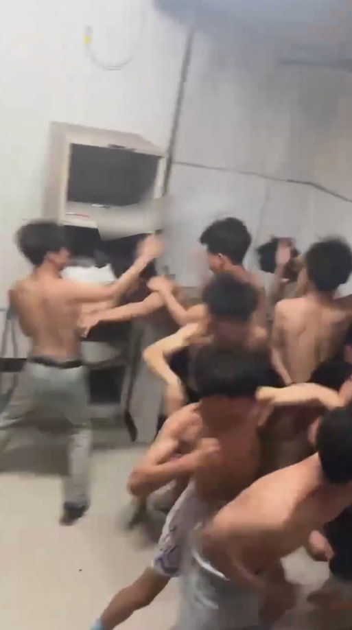 职业学校 精神小伙大混战 完全分不清谁和谁是一伙的 战况可以说相当的混乱-赤赤哗热瓜黑料中心