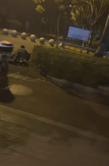 图片[8]-月黑风高 马路旁边直接开搞 人来人往 这俩人犹如无人之境-赤赤哗热瓜黑料中心