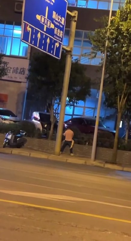 图片[8]-广西柳州醉酒女子被当街强奸事件！ 这哥们捡尸不会带去酒店吗 直接在大马路上就给人-赤赤哗热瓜黑料中心