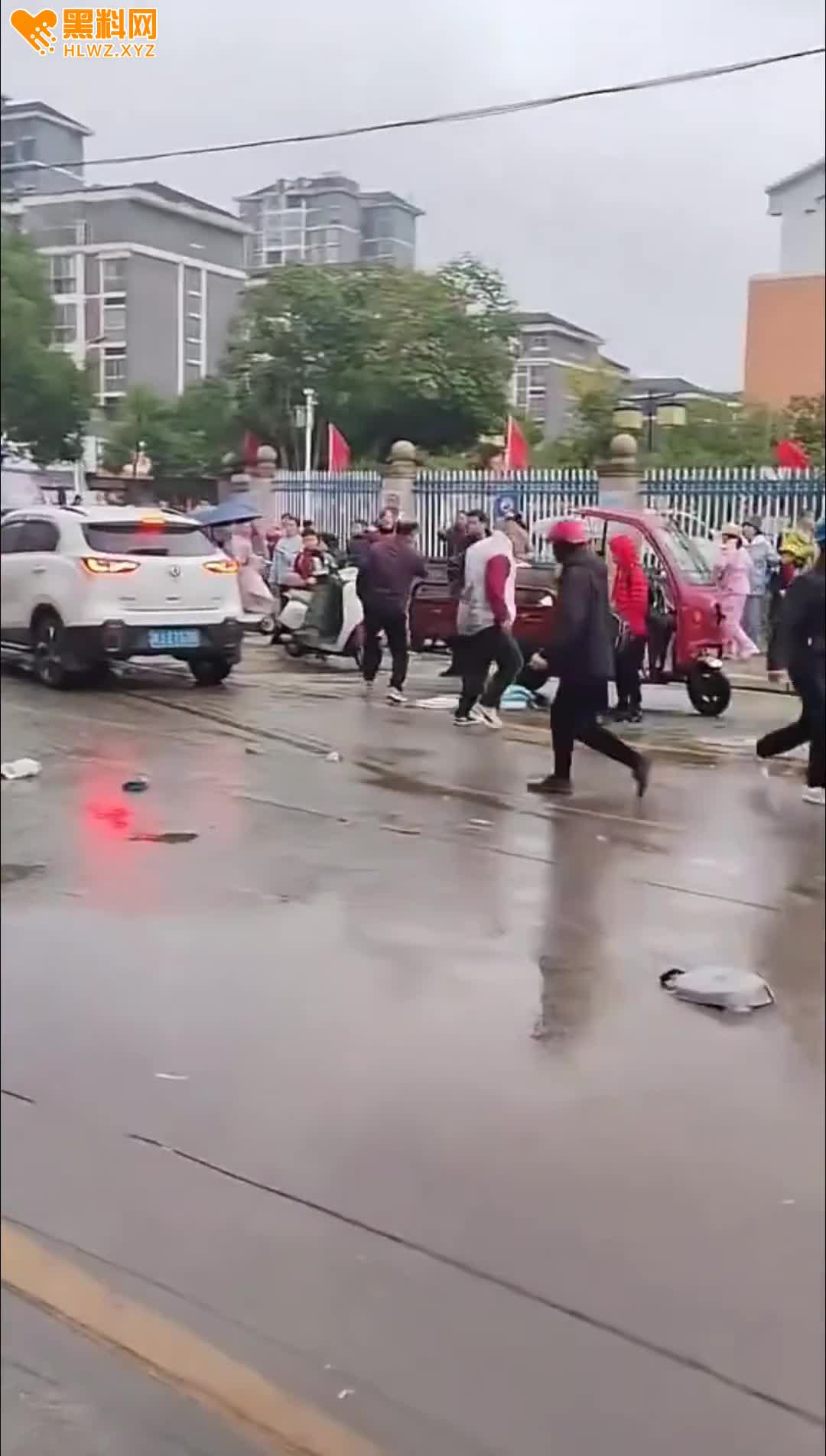 图片[12]-再发生车撞人事件！湖南常德鼎城区 永安小学上学高峰期 一男子开车冲撞上学的孩子造-赤赤哗热瓜黑料中心