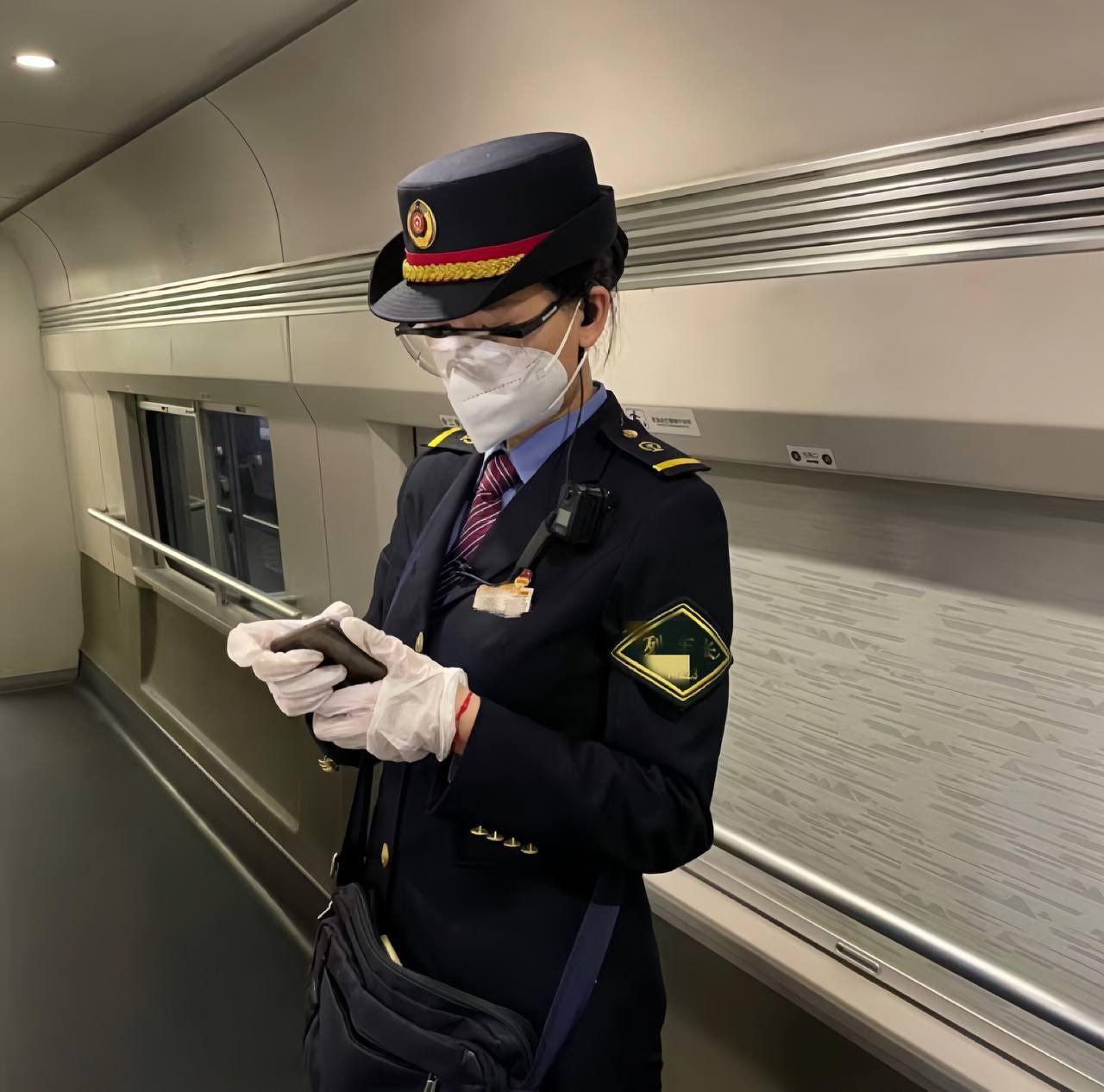 图片[11]-真实高铁女乘务员 朱筱盈 上班期间是高冷制服女神 下班秒变淫娃 穿着制服摆出各种-赤赤哗热瓜黑料中心