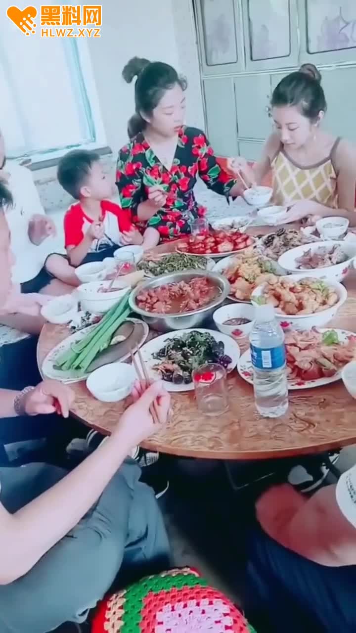 图片[9]-网传警花张津渝跟现任老公 过年回老家吃饭视频流出 找了个老实人接盘 不知道她老公-赤赤哗热瓜黑料中心